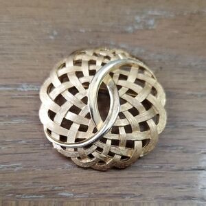 Trifari Vintage basket weave Elegant Gold tone Brooch 1 5/8"